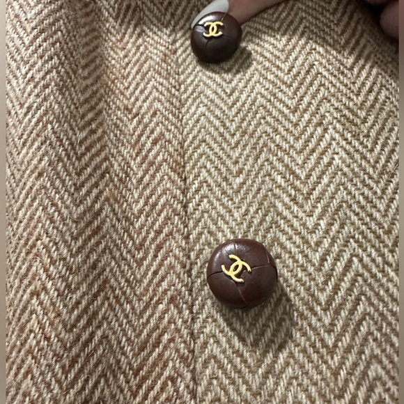 Chanel 1990s Women's Tan Herringbone Blazer and hanger - Picture 3 of 3